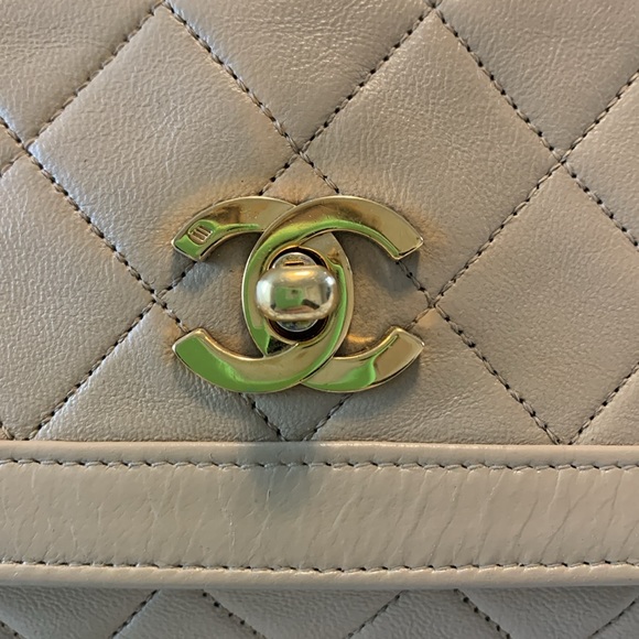 SOLD CHANEL Vintage Border Flap Medium Bag - Picture 3 of 16